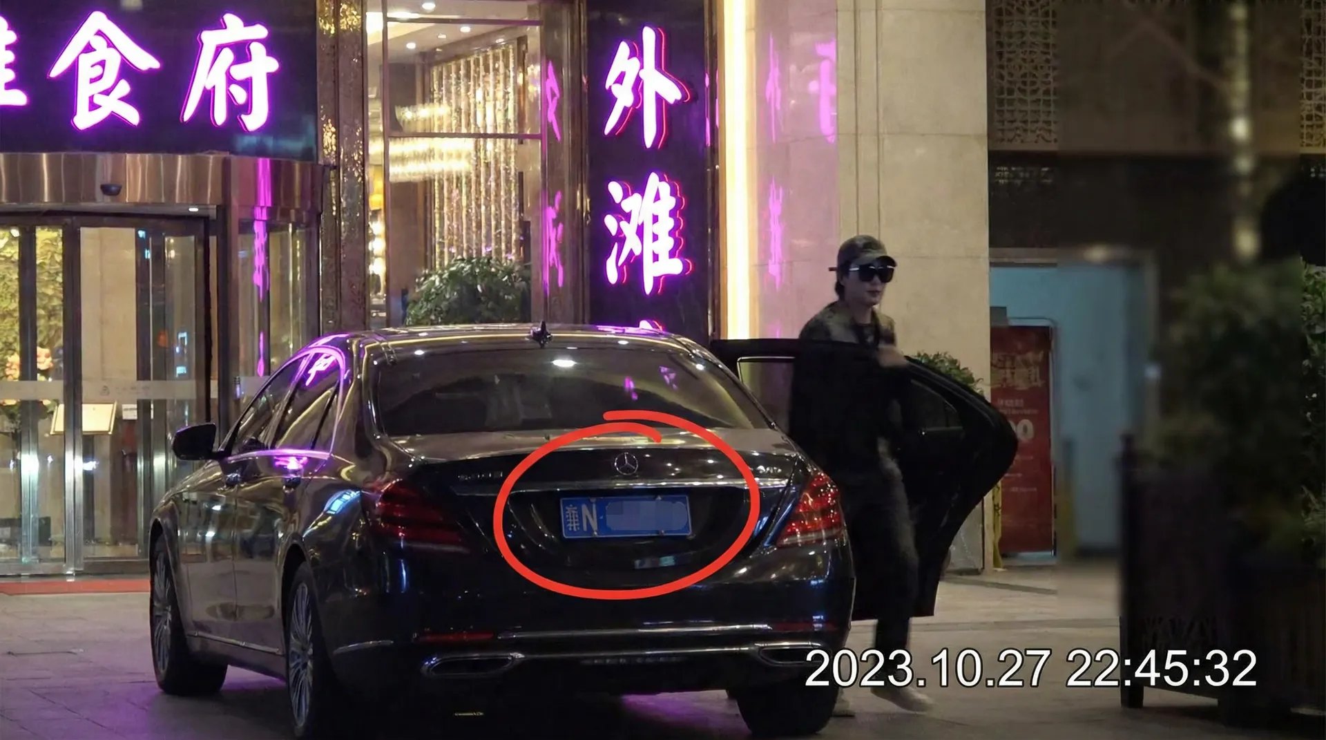 潘甜甜-潘甜甜官方网站|真实可靠潘甜甜高清播放 - 豪车餐厅外被拍